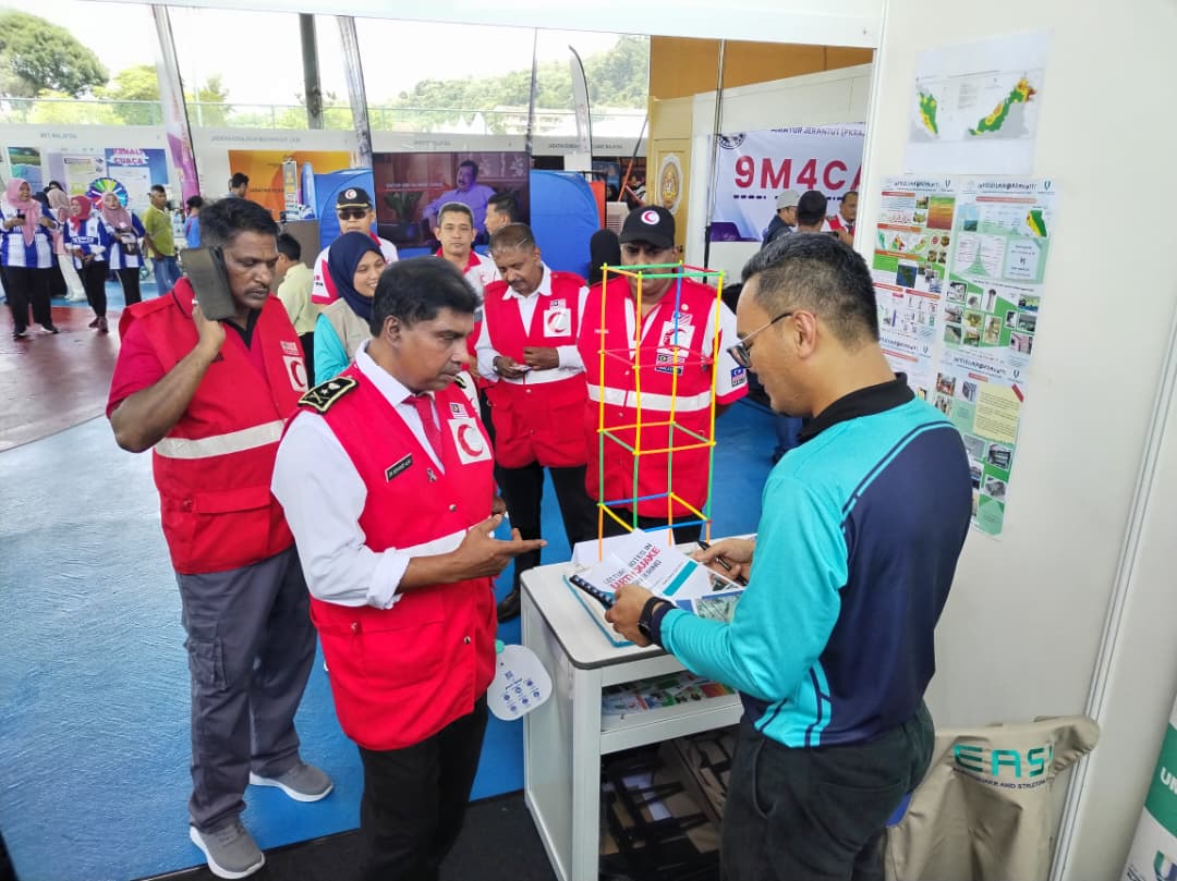 Pasukan Penyelidik Earthquake and Structural Stability (EASY) dari Fakulti Teknologi Kejuruteraan Awam, UMPSA turut serta memeriahkan sambutan Bulan Kesiapsiagaan Nasional 2025 pada 12 - 13 Oktober 2025 bertempat di Padang FA Jerantut, Pahang